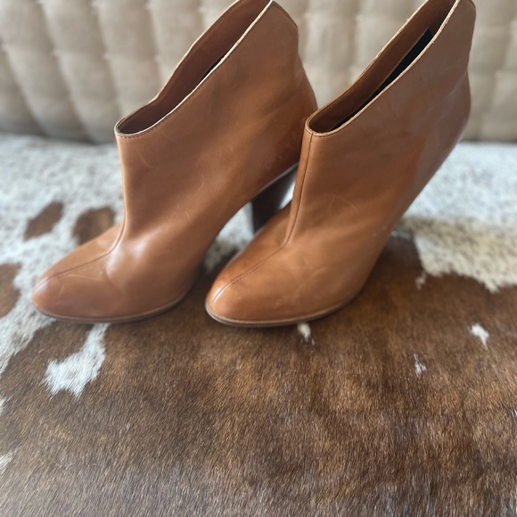 Darling leather booties in the PERFECT SHADE! Size 8 - Picture 3 of 5